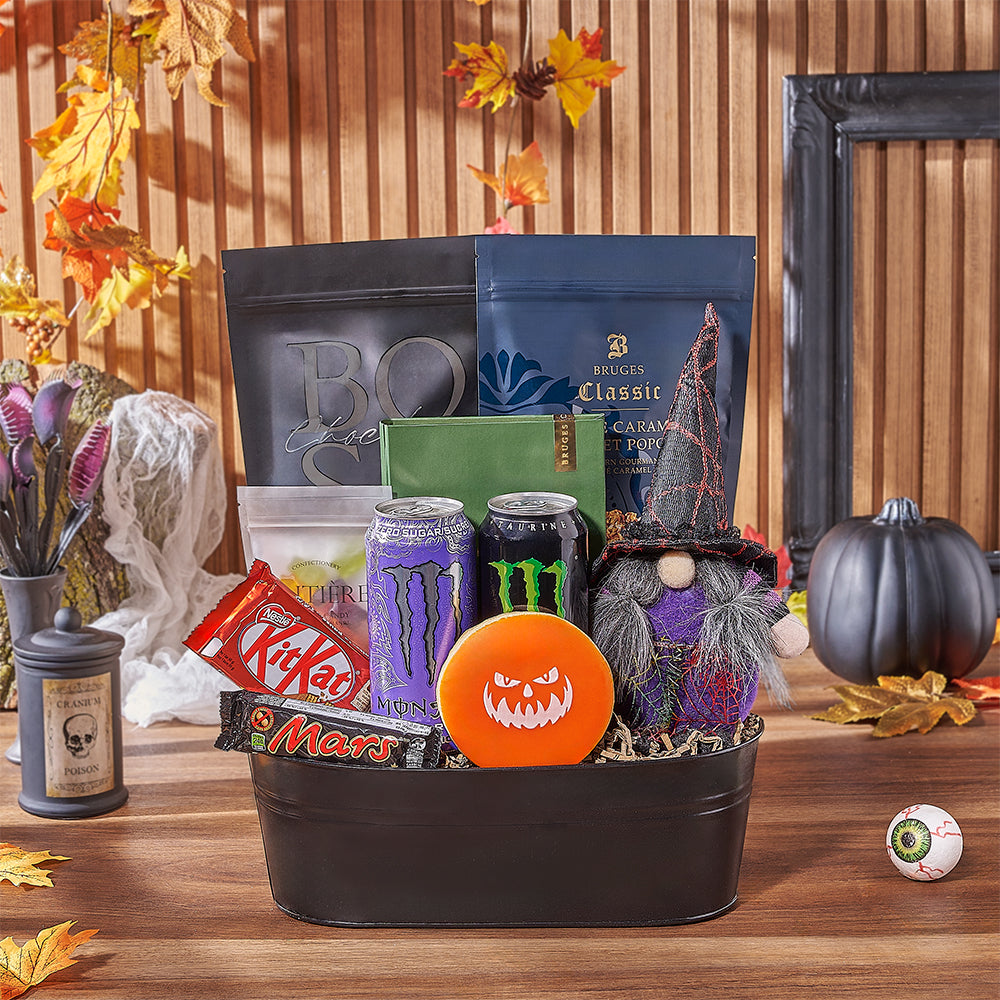 Halloween Snack Bucket with Monster Drinks – how the gift is presented
