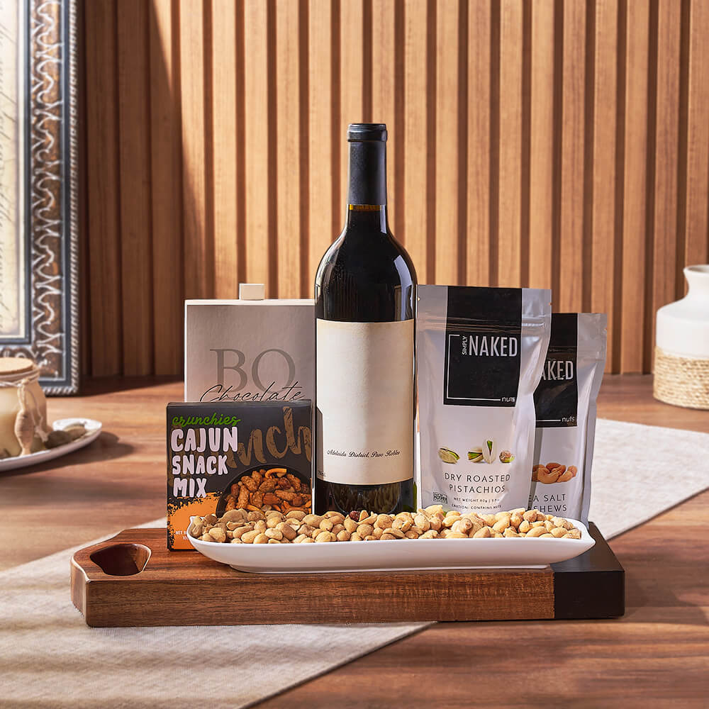 Deluxe Wine Basket with Snacks – how the gift is presented