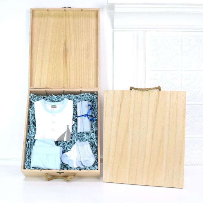 Baby Gift Crate with Clothing – how the gift is presented