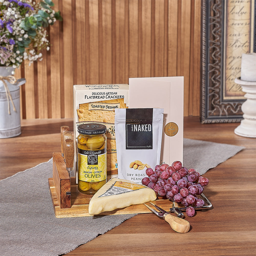 Cheese Board Snack Basket – how the gift is presented