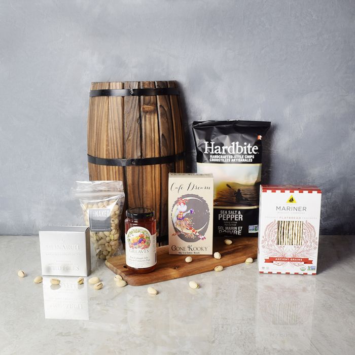 Gourmet Snack Basket with Acacia Board – how the gift is presented