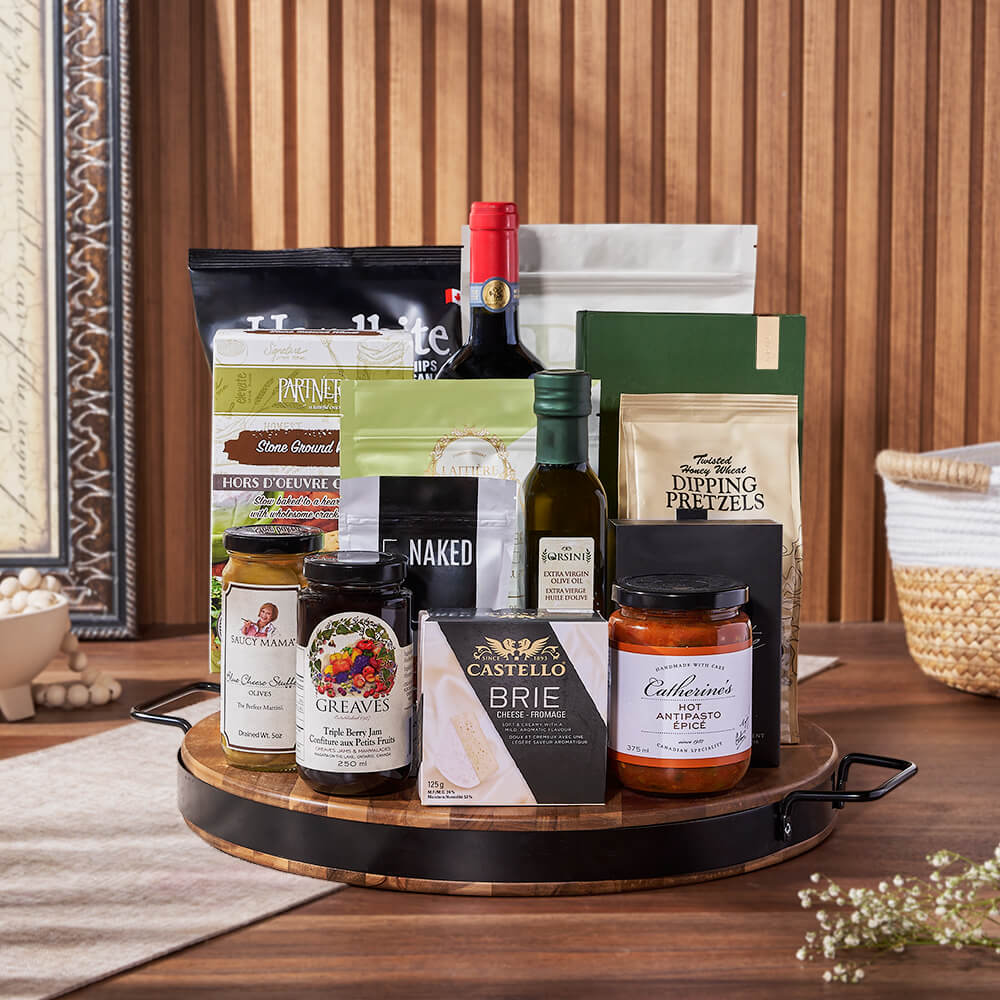 Wine and Snack Basket with Cheese – how the gift is presented