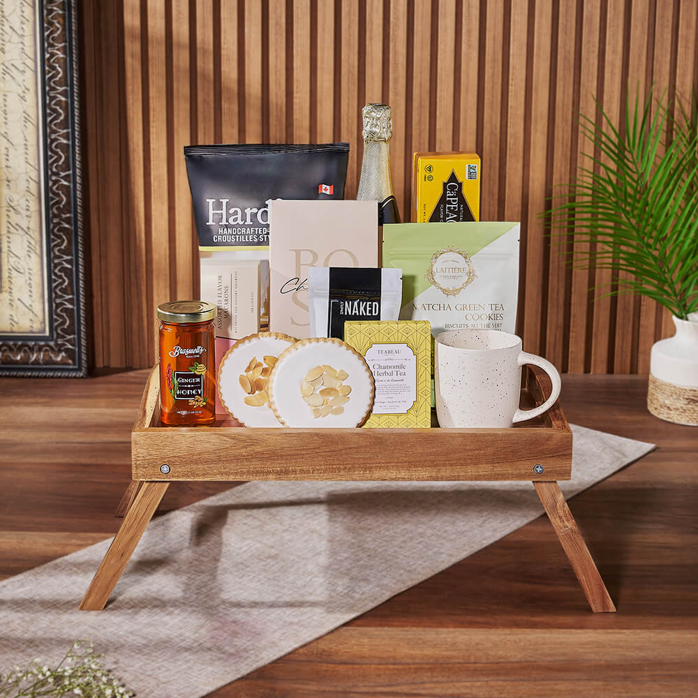 Champagne Gift Basket with Fine Treats and Accessories – how the gift is presented